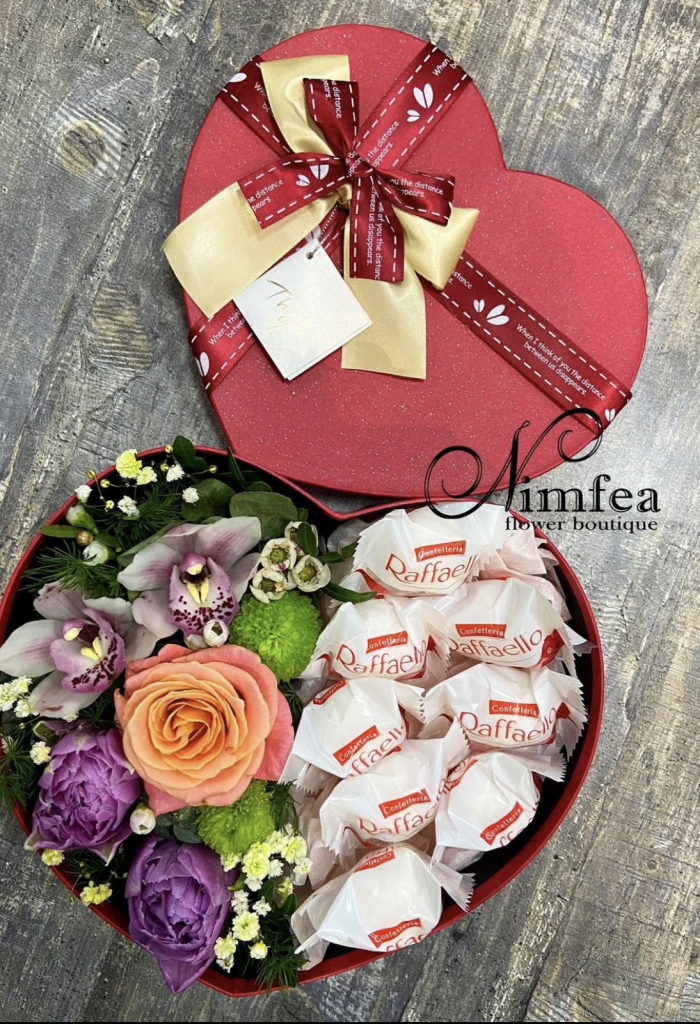 Букет с розами и конфетами №7 Nimfea Flowers Boutique