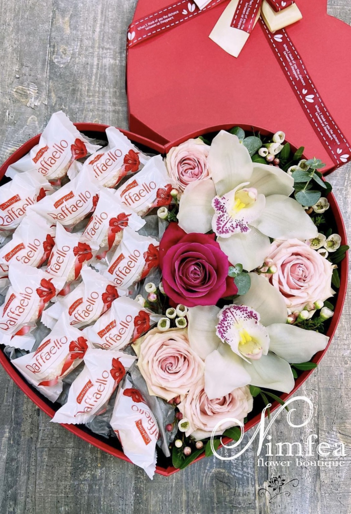 Букет с розами и конфетами №8 Nimfea Flowers Boutique